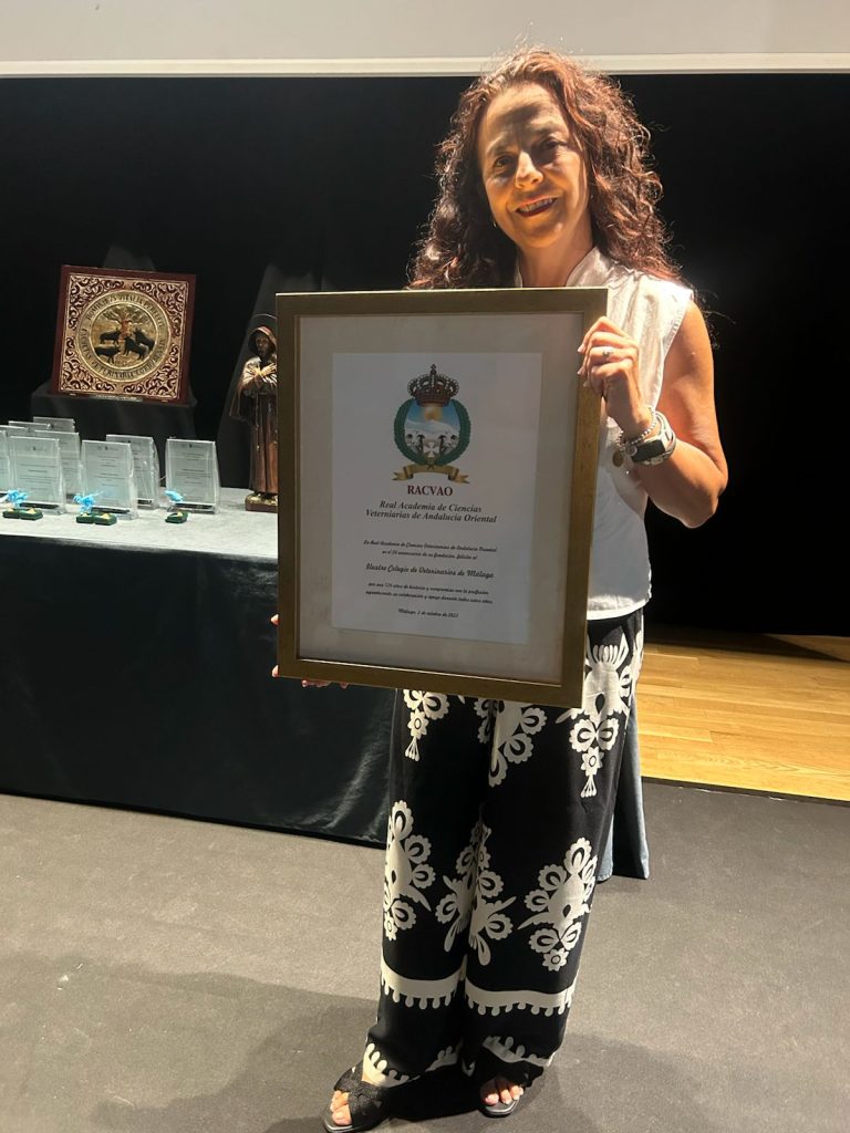 La Real Academia de Ciencias Veterinarias de Andalucía Oriental entrega placa conmemorativa de agradecimiento y reconocimiento al Ilustre Colegio de Veterinarios de Málaga