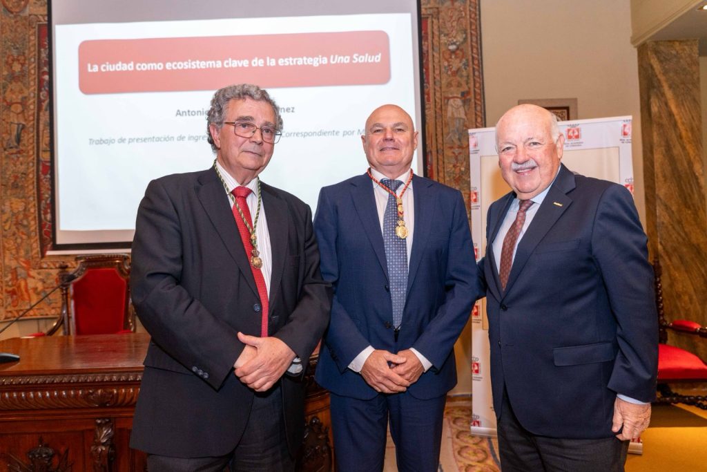 Los presidentes de las dos Reales Academias de Ciencias Veterinarias de Andalucía ingresan como Académicos Correspondientes en la Real Academia de Córdoba