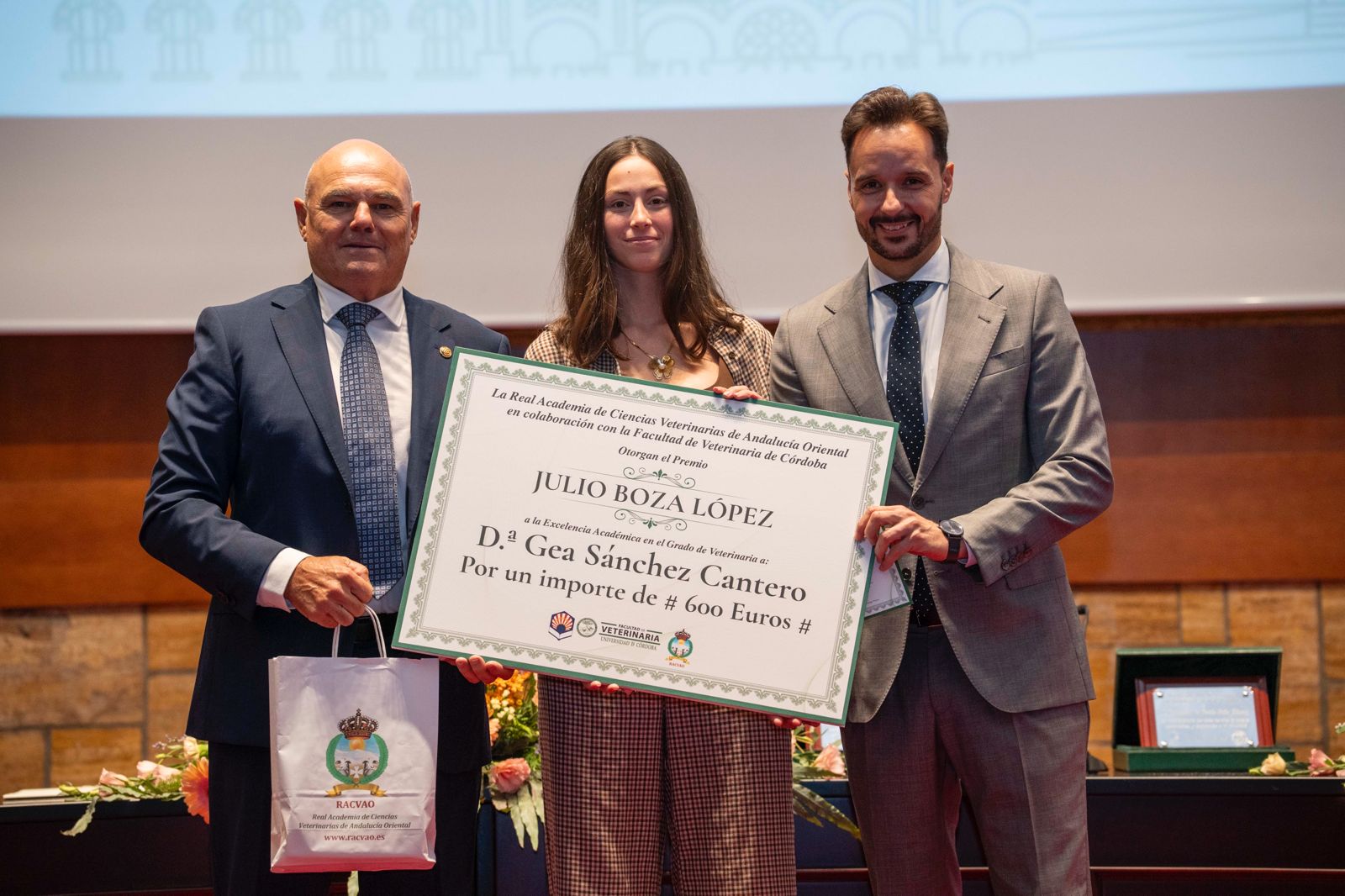 Entrega del Premio Dr. Julio Boza, que concede anualmente la Real Academia de Ciencias Veterinarias de Andalucía Oriental