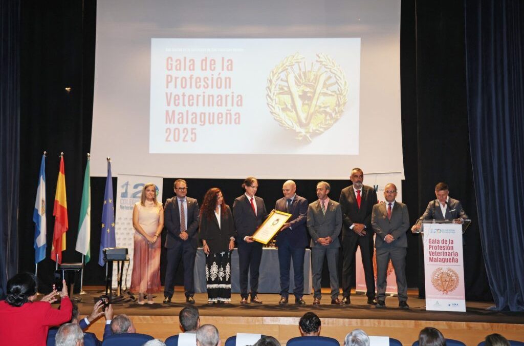 La Real Academia de Ciencias Veterinarias de Andalucía Oriental entrega placa conmemorativa de agradecimiento y reconocimiento al Ilustre Colegio de Veterinarios de Málaga