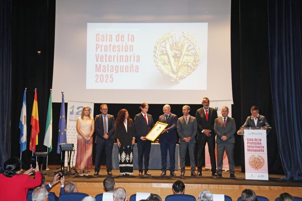 La Real Academia de Ciencias Veterinarias de Andalucía Oriental entrega placa conmemorativa de agradecimiento y reconocimiento al Ilustre Colegio de Veterinarios de Málaga