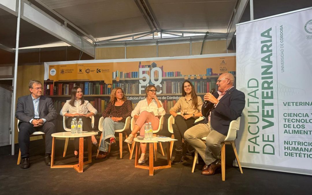 Foto de mesa redonda con escritoras y escritores de la profesión veterinaria celebrado en la feria del libro de Córdoba.