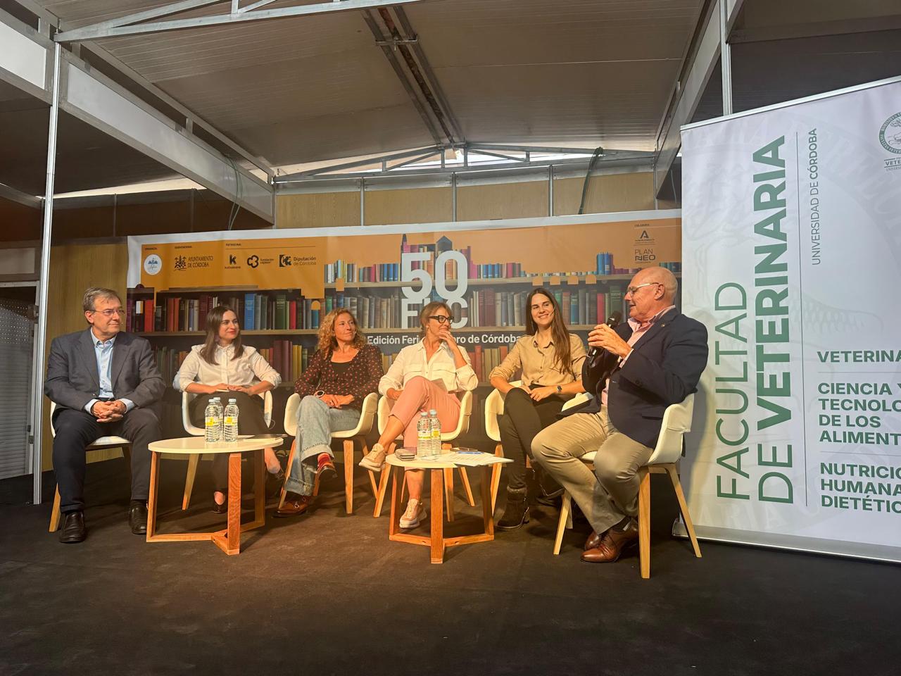 Foto de mesa redonda con escritoras y escritores de la profesión veterinaria celebrado en la feria del libro de Córdoba.