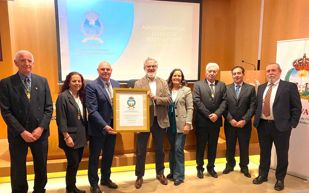 Entrega de una placa conmemorativa de agradecimiento al Ilustre Colegio Oficial de Veterinarios de Granada.