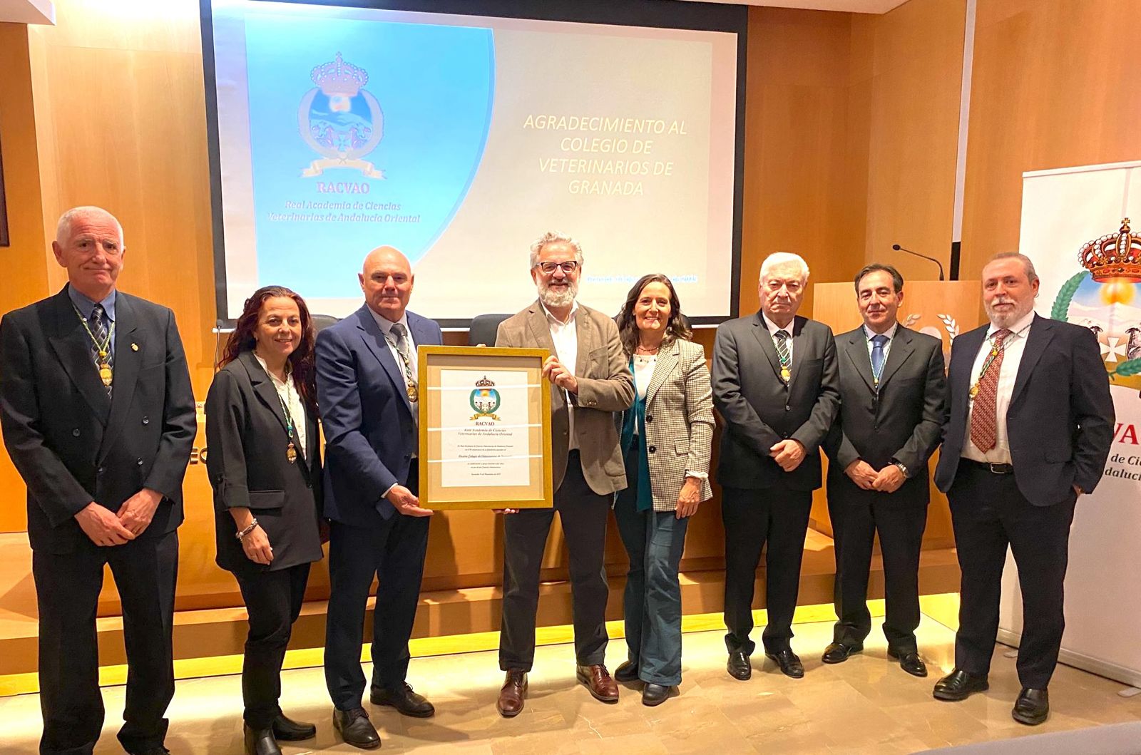 Entrega de una placa conmemorativa de agradecimiento al Ilustre Colegio Oficial de Veterinarios de Granada.